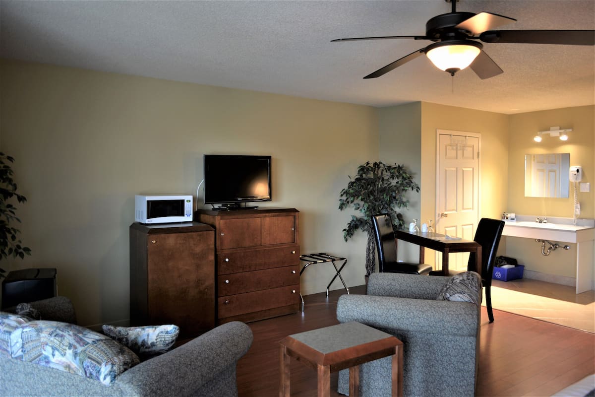 standard suite, 1 queen bed | soundproofing, free wifi, bed sheets