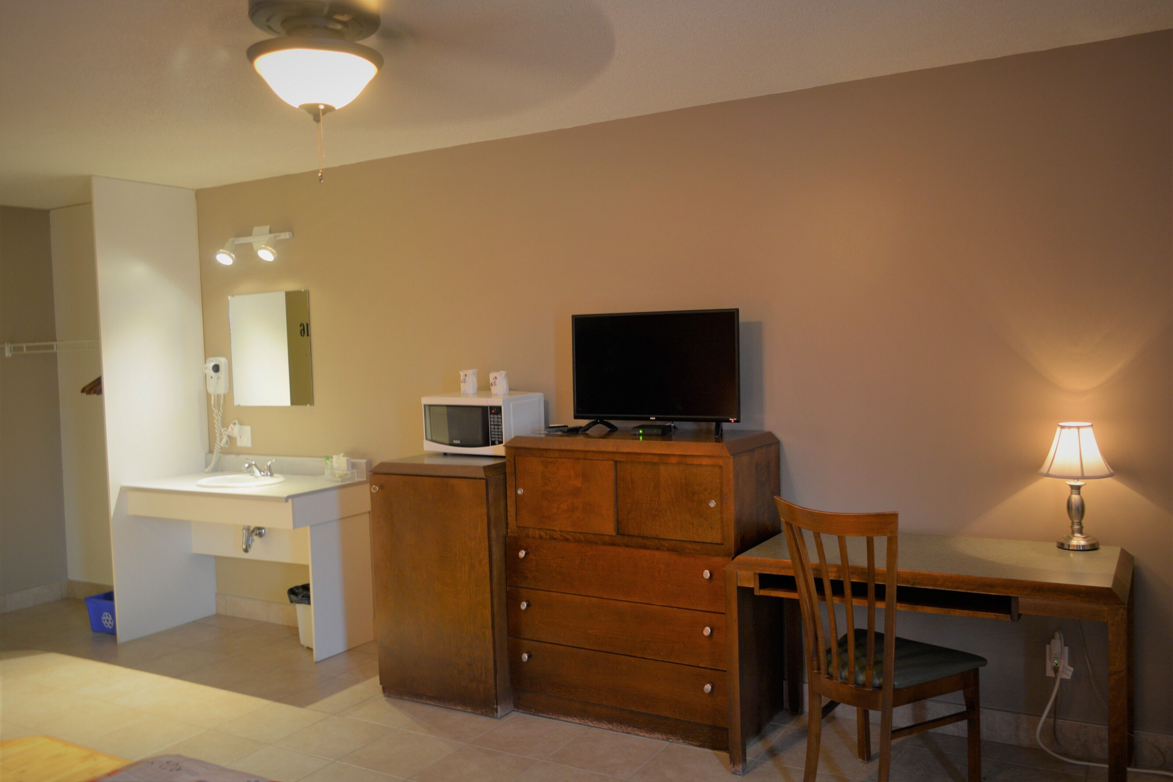 classic single room, 1 queen bed | soundproofing, free wifi, bed sheets