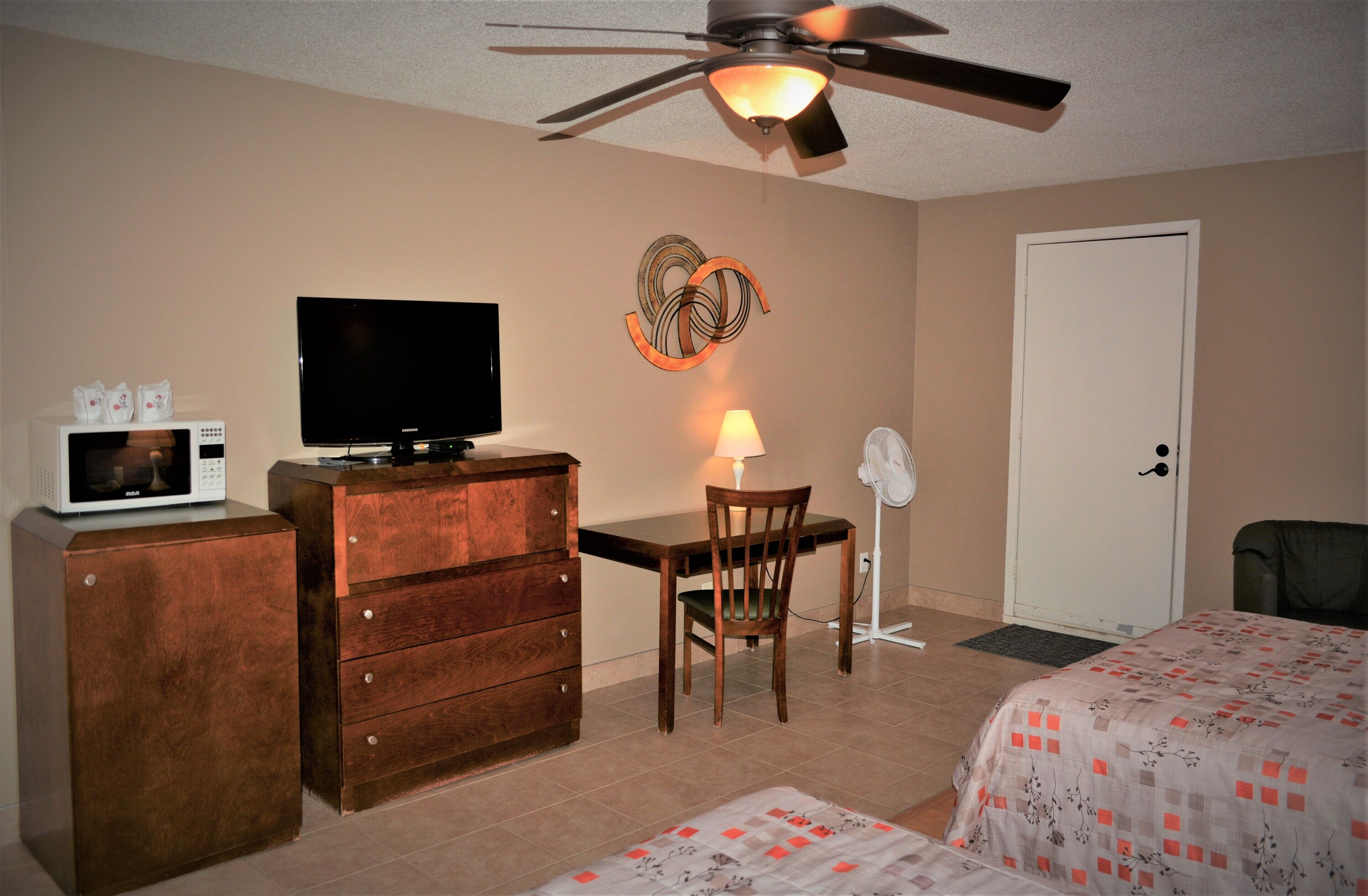 classic double room, 2 queen beds | living area | flat-screen tv