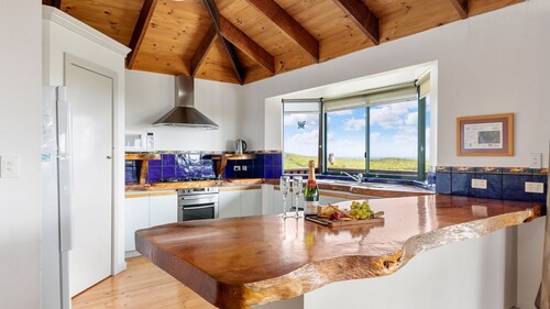 Red Door - **Spectacular views, close to beach, large spaces**