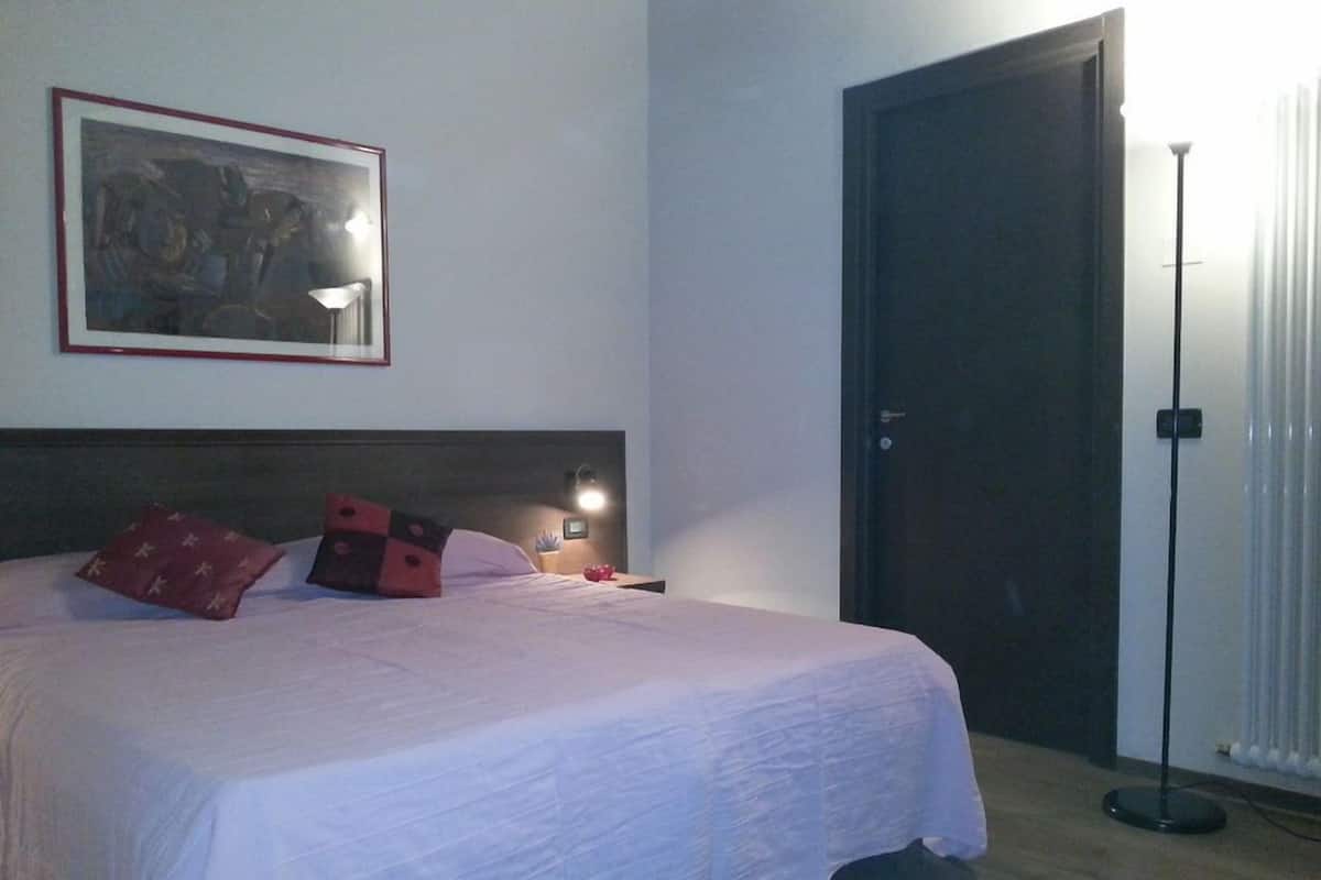 Standard Double or Twin Room, Mountain View | In-room safe, blackout drapes, free WiFi, bed sheets