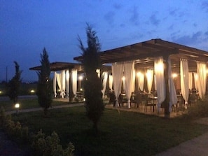 Outdoor dining - Hotel La Vecchia Reggio (Reggio nell'Emilia)
