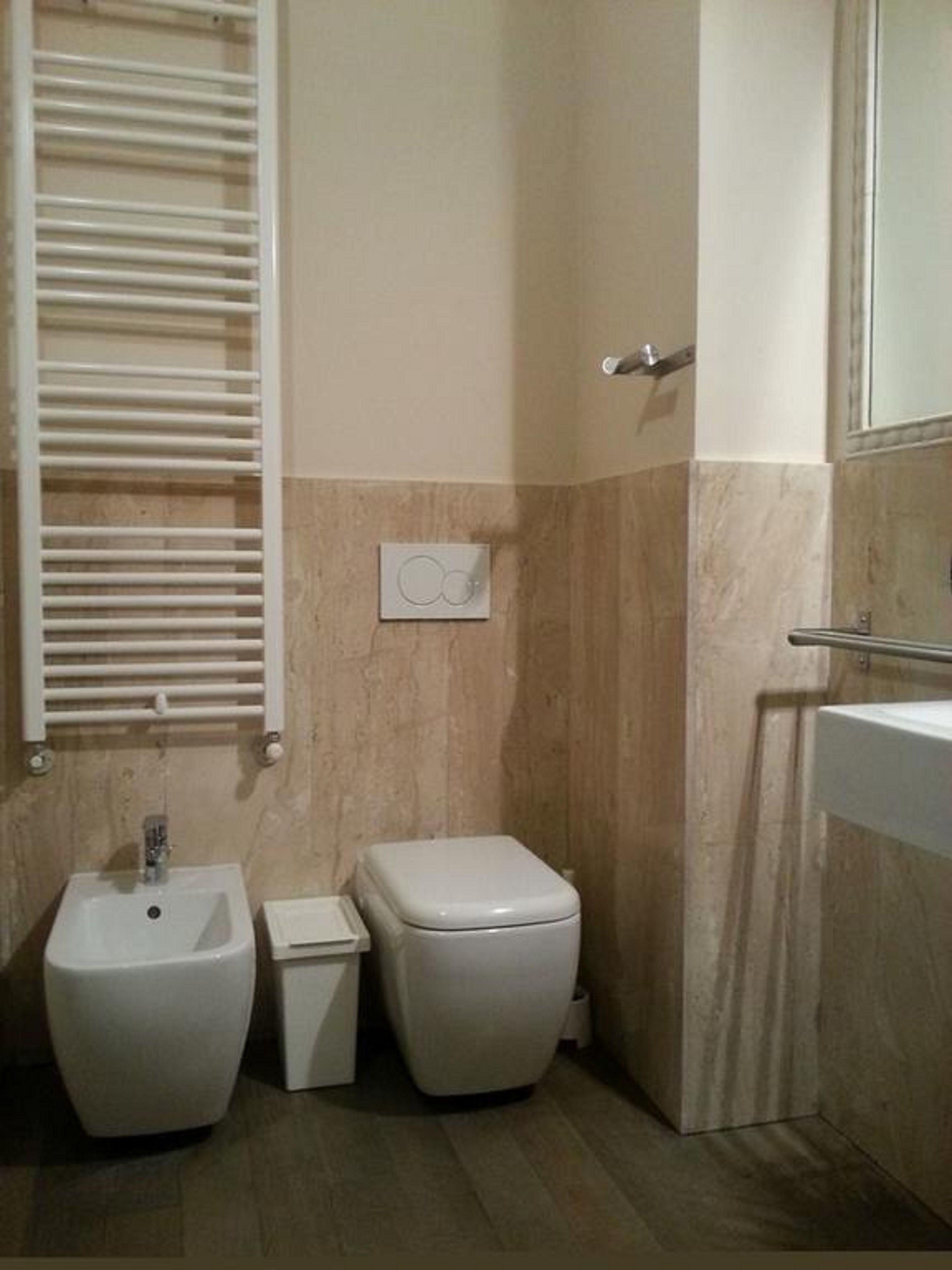 Shower, free toiletries, hair dryer, bidet