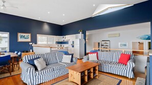 Télévision, cheminée, lecteur de DVD, table de tennis de table