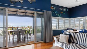 Télévision, cheminée, lecteur de DVD, table de tennis de table