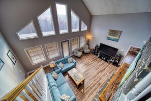 Smart TV, chimenea, reproductor de DVD y tenis de mesa 