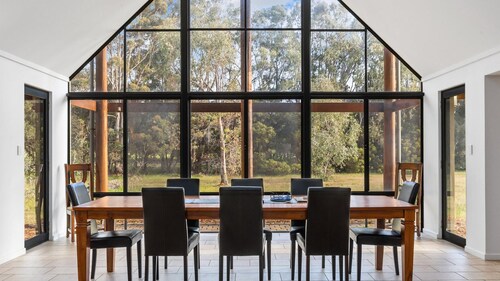 Kangaroo Retreat - **10 acres, bush retreat, 3kms to Margaret River town centre**