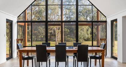 Kangaroo Retreat - **10 acres, bush retreat, 3kms to Margaret River town centre**