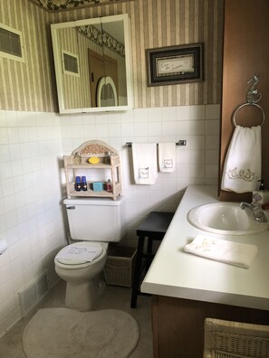 Talo, 3 makuuhuonetta | Kylpyhuone | Erillinen kylpyamme ja suihku, syvä kylpyamme, ilmaiset hygieniatuotteet