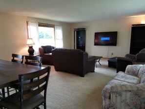 Talo, 3 makuuhuonetta | Oleskelualue | Taulutelevisio, Netflix