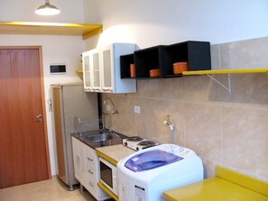 Køleskab, mikrobølgeovn, kogeplade, kaffe-/temaskine