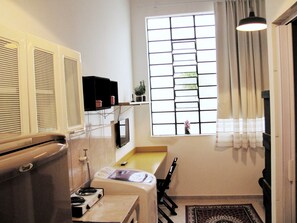Fridge, microwave, stovetop, coffee/tea maker - Studio de Casal no Brás  (Brás)