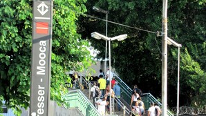 Eine Treppe mit einem Schild, das den Weg nach Besser - Mooca weist.