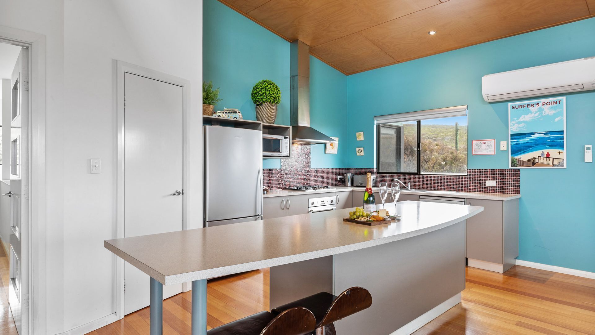 Microondas, horno, lavavajillas y periquera 