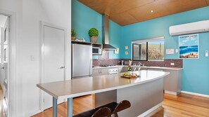 Mikrowelle, Ofen, Geschirrspüler, Hochstuhl