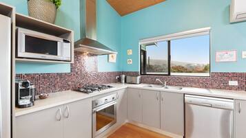 Een magnetron, een oven, een vaatwasser, een kinderstoel