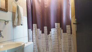 Shower, hair dryer, bidet, towels - Loft with two spacious bedrooms in Brás (São Paulo)