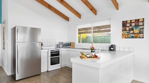 Micro-ondes, batterie de cuisine, vaisselle et ustensiles