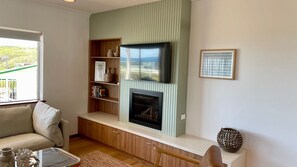 Smart-TV, Kamin, DVD-Player, Tischtennisplatte