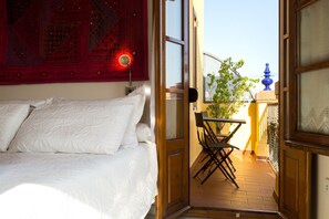 5 bedrooms, iron/ironing board, WiFi, bed sheets