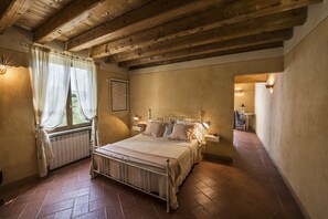 9 bedrooms, iron/ironing board, Internet, bed sheets