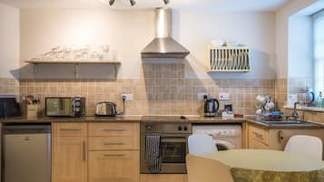 Een koelkast, een microgolfoven, een oven, een kookplaat