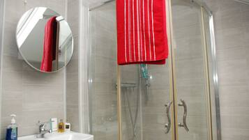 Apartment | Bathroom | Free toiletries, hair dryer, towels