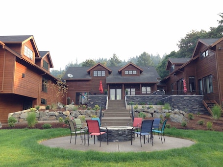 Exterior detail. Vineyard View Inn
