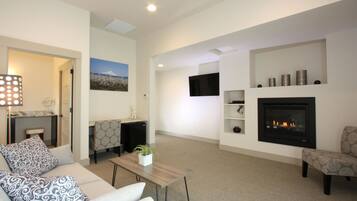 Jory Suite | Iron/ironing board, free WiFi, bed sheets