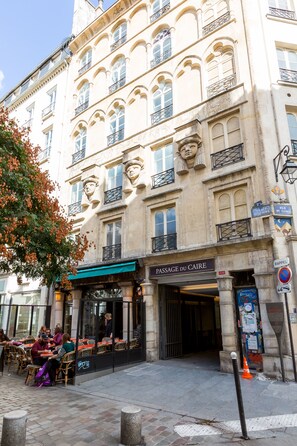 Ein Gebäude mit einem Café namens "Passage du Caire" im Erdgeschoss.