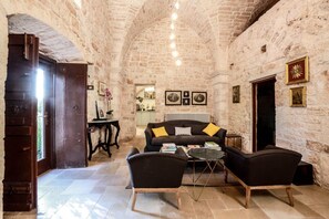 Smart TV, caminetto, tavolo da calcetto, tavolo da ping pong