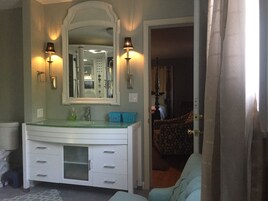 华丽套房, 1 张特大床, 无烟房 | 遮光窗帘、熨斗/熨衣板、免费 WiFi、床单