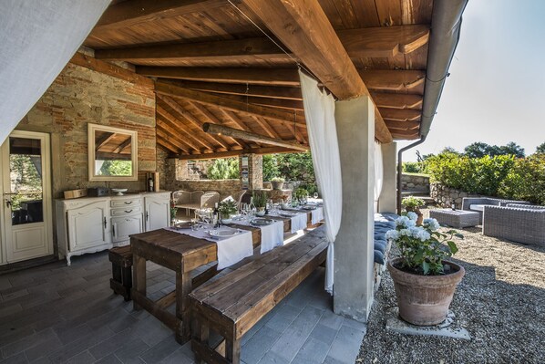Outdoor dining - CHARMING VILLA IN THE HEART OF CHIANTI (terranuova bracciolini)