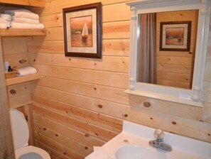 Kombinert dusj/badekar og håndklær