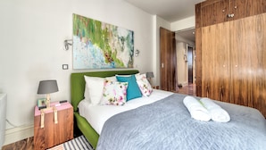 1 soverom, skrivebord, strykejern/-brett og reiseseng for barn
