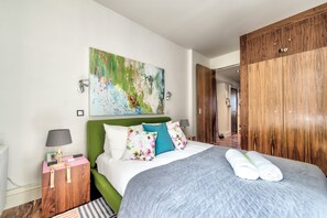 1 bedroom, desk, iron/ironing board, travel crib - Modern Flat With Fantastic Views by the Royal Mile (Edinburgh)