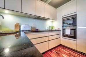 Fridge, microwave, oven, dishwasher - Modern Flat With Fantastic Views by the Royal Mile (Edinburgh)