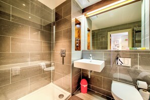 Amenidades de baño gratuitas, secadora de cabello, toallas, jabón 