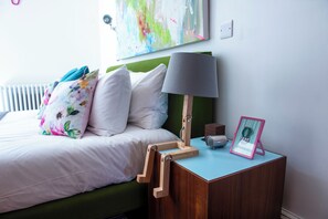1 chambre, bureau, fer et planche Ă repasser, lit parapluie