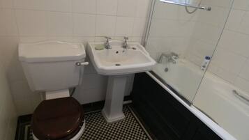 Combinazione doccia/vasca, asciugacapelli, asciugamani, sapone