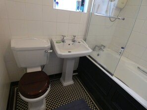 Combined shower/bathtub, hair dryer, towels, soap