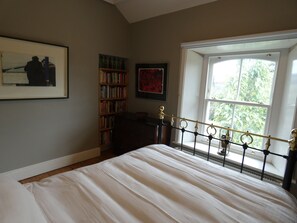 2 bedrooms, iron/ironing board, travel cot, free WiFi