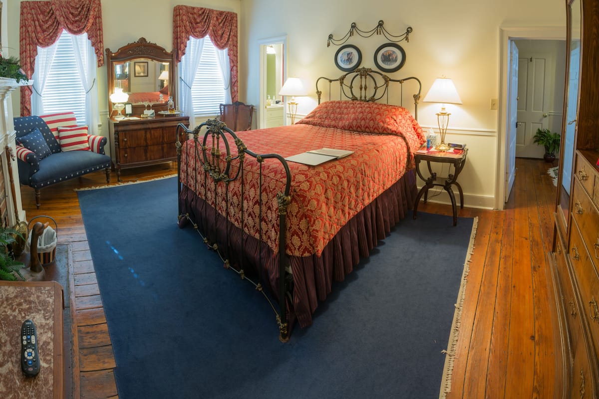 Room, 1 Queen Bed | Individually decorated, individually furnished, iron/ironing board