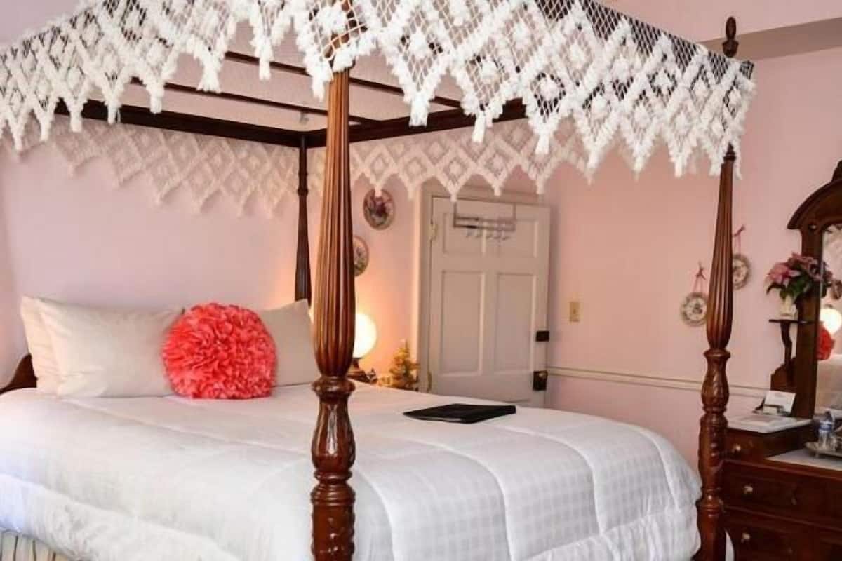 Classic Room, 1 Queen Bed, Courtyard View | Individually decorated, individually furnished, iron/ironing board