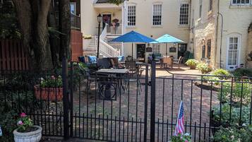 Kamer, 2 queensize bedden, aan de binnenplaats | Terras