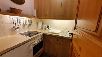 Kühlschrank, Ofen, Herdplatte, Wasserkocher mit Kaffee-/Teezubehör