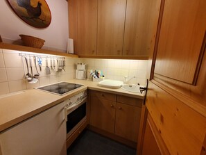 Kühlschrank, Ofen, Herdplatte, Wasserkocher mit Kaffee-/Teezubehör