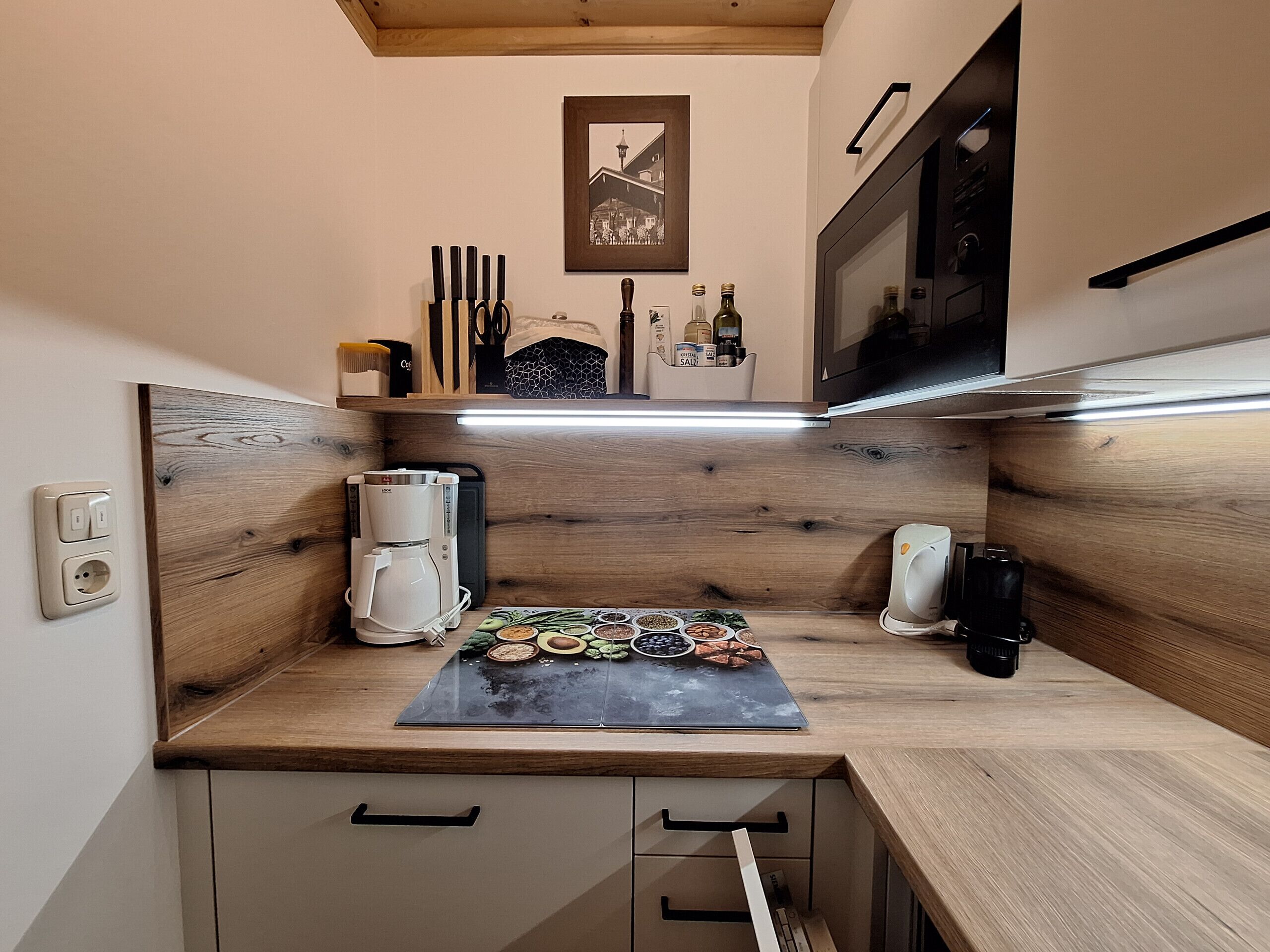 Wasserkocher mit Kaffee-/Teezubehör, Kühlschrank, Ofen, Herdplatte