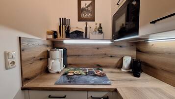 Wasserkocher mit Kaffee-/Teezubehör, Kühlschrank, Ofen, Herdplatte