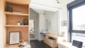 Een moderne keuken met houten planken, een aanrecht en een raam.